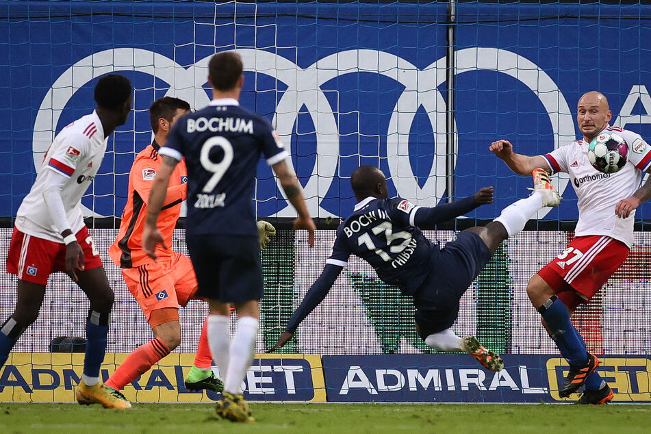 Bochums Raman Chibsah (2.v.r.) trifft zum 1:3 gegen Toni Leistner (r.) vom Hamburger SV.