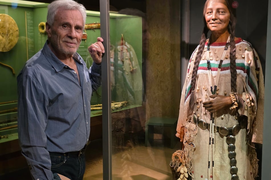 Gojko Mitić (86) taufte die restaurierte Blackfoot-Frau auf den Namen Sitopanaki.