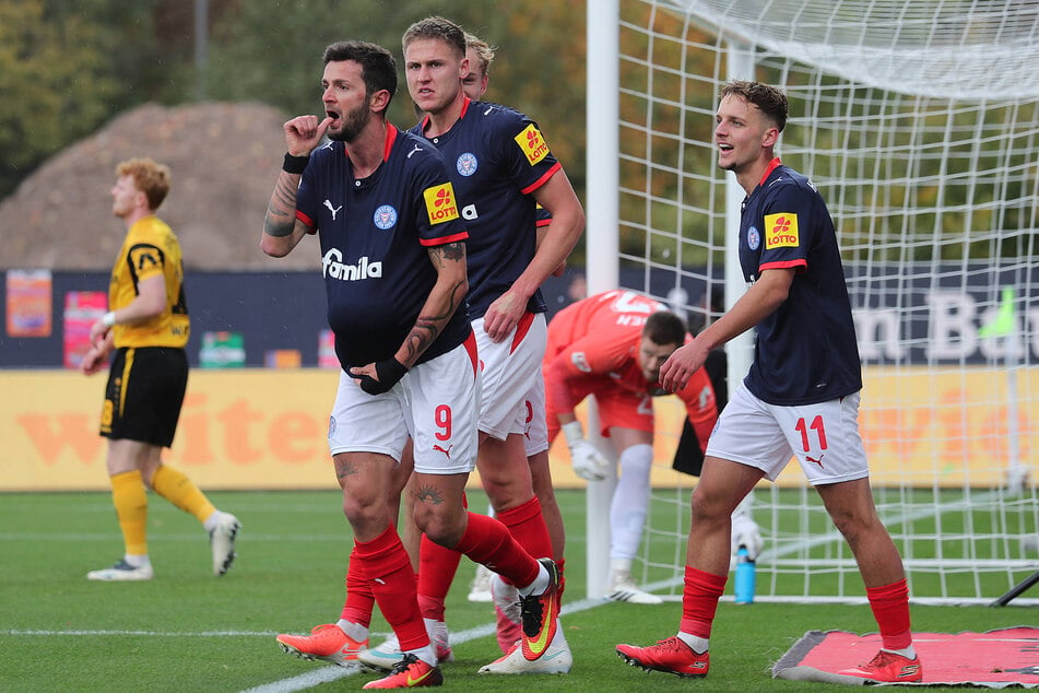 Kvilitaia feiert sein Startelfdebüt und schießt das 1:0. Zudem sieht er Vaterfreuden entgegen.