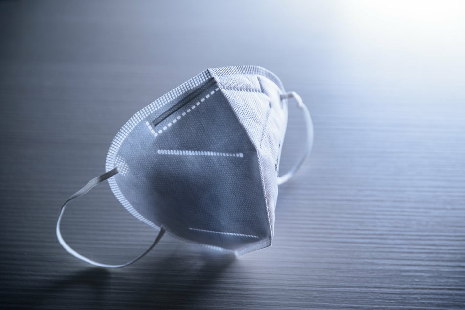 Nicht alle FFP2-Masken sitzen gleich gut auf dem Gesicht. Die Stiftung Warentest untersuchte dies bereits zum zweiten Mal. (Symbolbild)