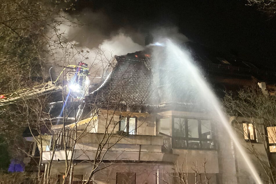 Das Feuer hatte sich von einem Balkon auf das Dach ausgebreitet. Die Einsatzkräfte mussten von außen und innen gegen die Flammen kämpfen.