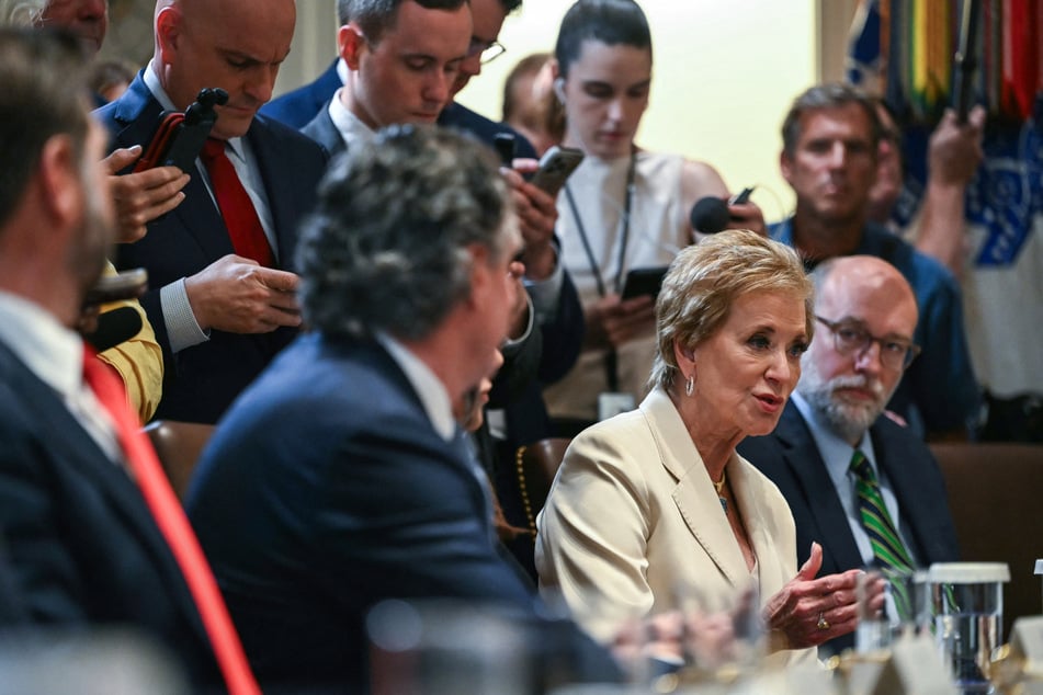 The US Department of Education, led by Education Secretary Linda McMahon, has accused five school districts in northern Virginia of breaking the law.