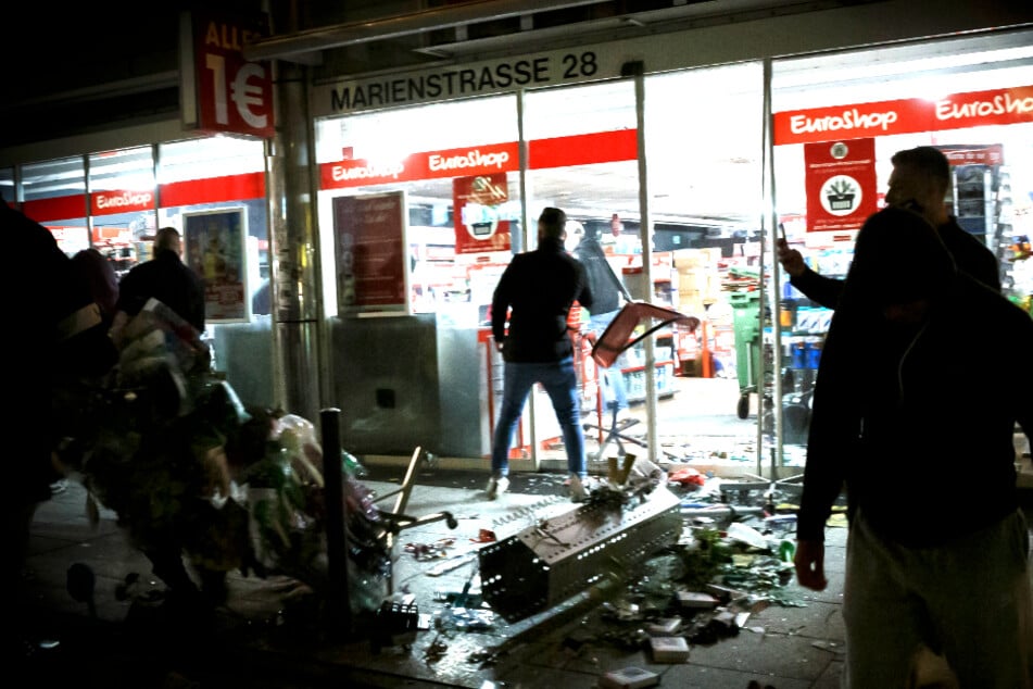 Krawallnacht in Stuttgart: Junge Männer wegen versuchten Totschlags vor Gericht