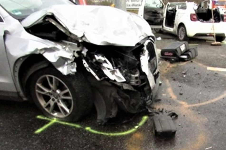 Der Audi Q3 des 35-Jährigen war nach dem Unfall ein einziger Totalschaden.