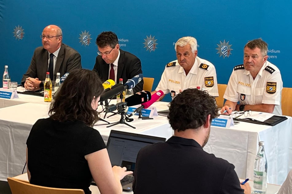 Kripo-Sprecher Stefan Schillinger (v.l.), Oberstaatsanwalt Thomas Rauscher, Werner Sika und Günther Tomaschko (beide Polizeipräsidium Niederbayern) luden am Freitag ab 13 Uhr zur Pressekonferenz.