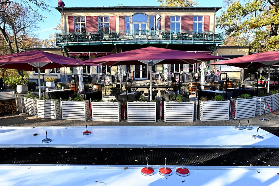 Bei dem Eisstock-Cup im Carolaschlösschen battelt Ihr Euch mit vielen anderen Teams.
