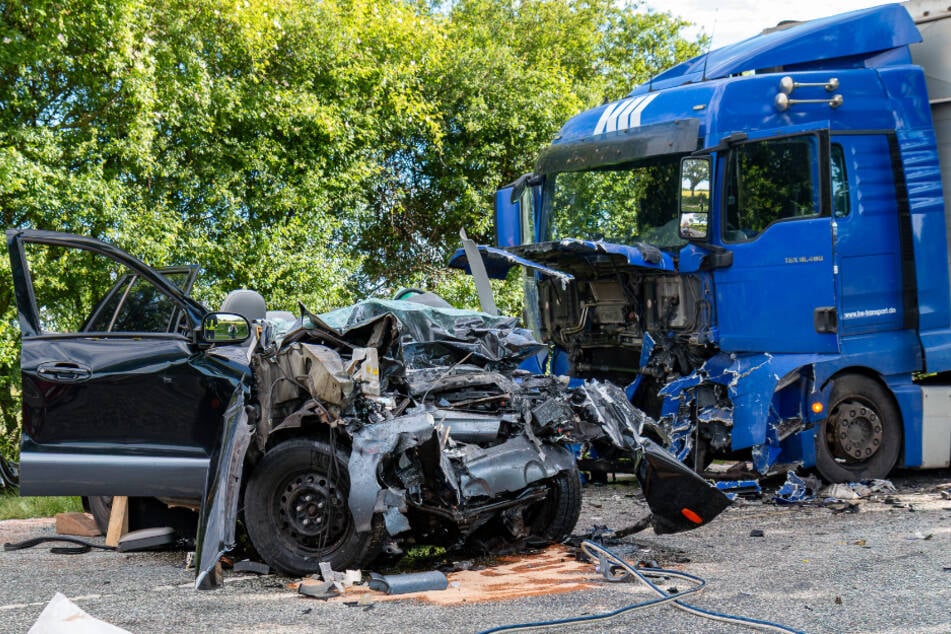 Auf der B199 bei Gelting sind am Donnerstagmorgen ein Hyundai und ein Lkw frontal zusammengestoßen.