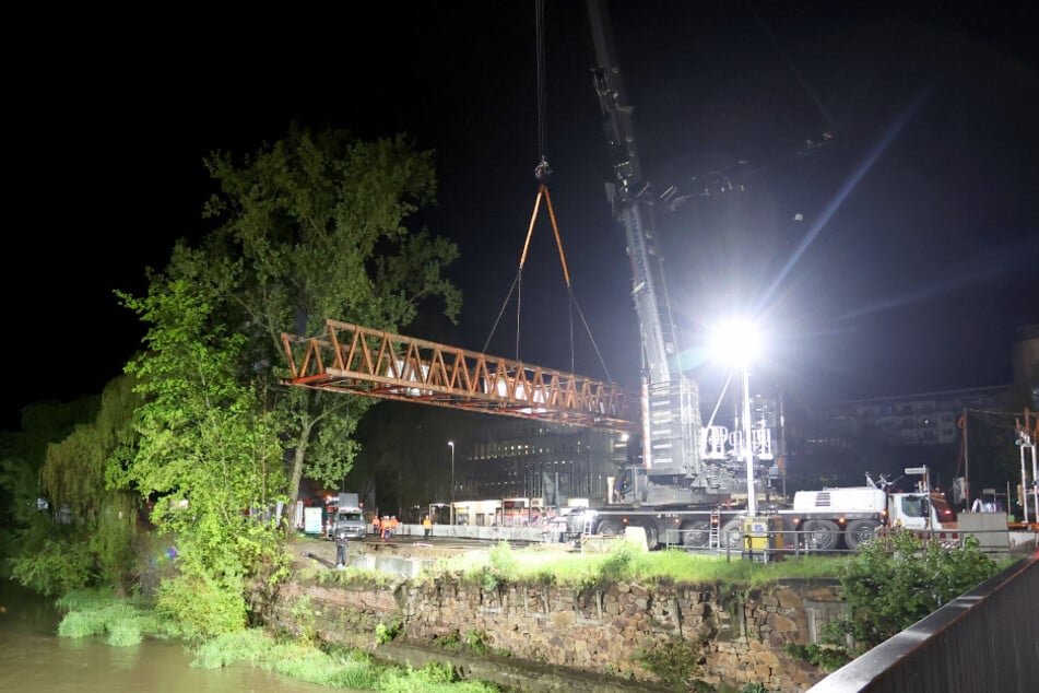 Unter Scheinwerferlicht wurde in der Nacht zum Mittwoch die neue Brücke eingehoben.