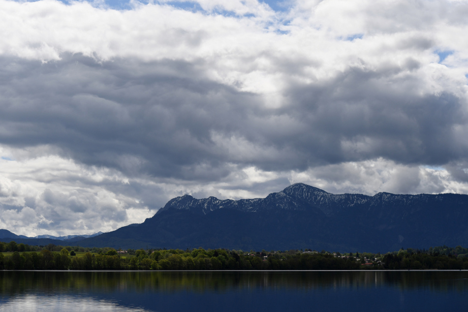 Bayern, Uffing: Dunkle Wolken ziehen über die Gipfel des Estergebirges.