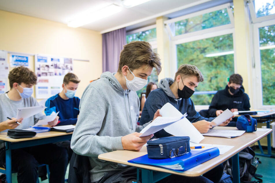 Nach nur einem Tag müssen in Nürnberg die meisten Schüler wieder in den Distanzunterricht. (Archiv)