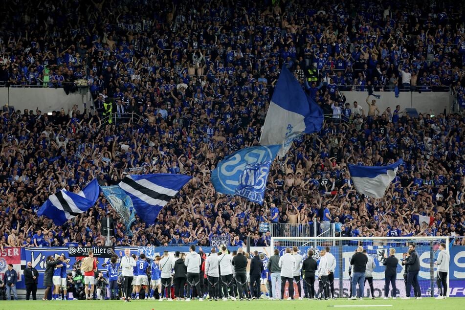 Mehr Spiele, mehr Fans: Durch die Kooperation von RTL Group und Sky könnte künftig deutlich mehr Fußball im TV laufen. (Symbolfoto)