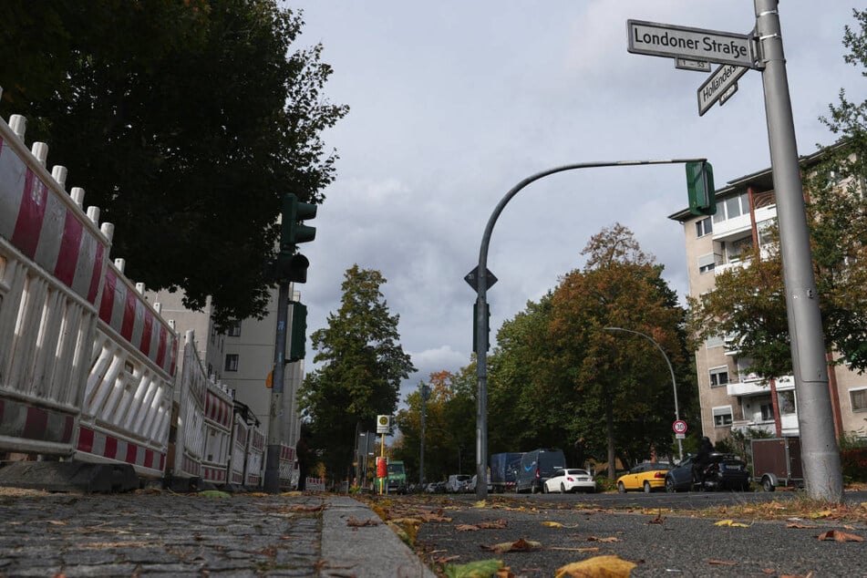 Die Frau wurde schwer verletzt von Passanten auf der Holländerstraße entdeckt.
