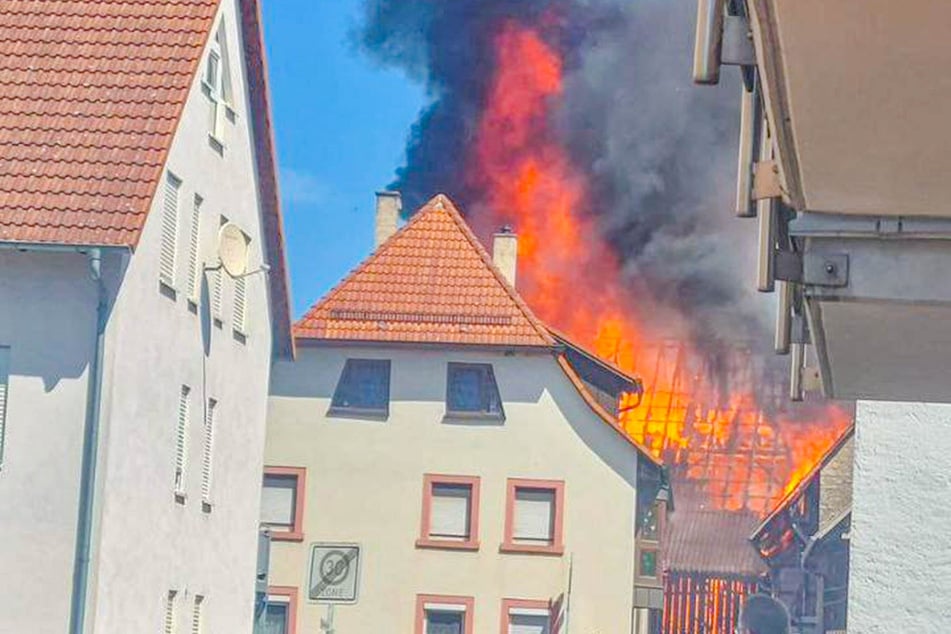 Bilder, die kurz nach dem Ausbruch des Feuers entstanden sind, verdeutlichen das Ausmaß des Ereignisses.