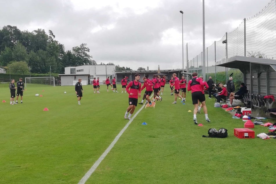 Das Team wird in zwei Gruppen geteilt. Während die potenzielle Startelf für Abend eher ruhig angehen lässt, muss der Rest schuften.