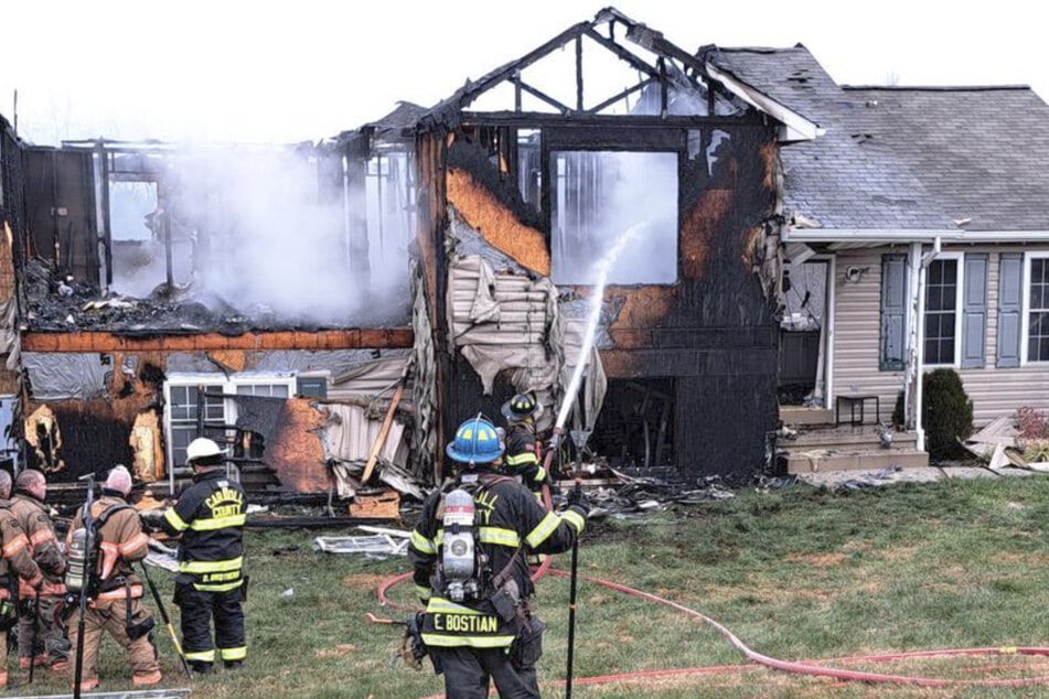 Als die Kameraden der Feuerwehr eintrafen, waberte ihnen bereits Qualm entgegen. Das Haus brannte lichterloh.