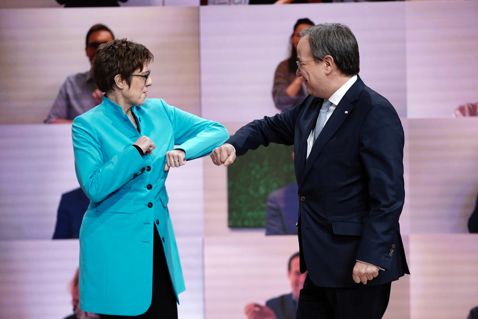 Der neue Parteivorsitzende Armin Laschet (59) nimmt die Glückwünsche seiner Vorgängerin Annegret Kramp-Karrenbauer entgegen beim digitalen Bundesparteitag der CDU.