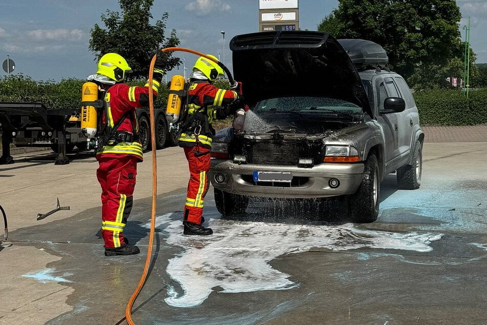 Die Feuerwehr löschte den Brand. Erheblicher Schaden am Fahrzeug war jedoch nicht mehr zu verhindern.