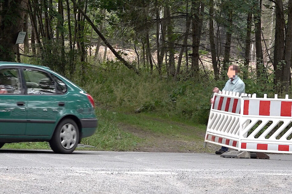 Vereinzelte Autofahrer scheinen die Absperrungen nicht sonderlich ernst zu nehmen.