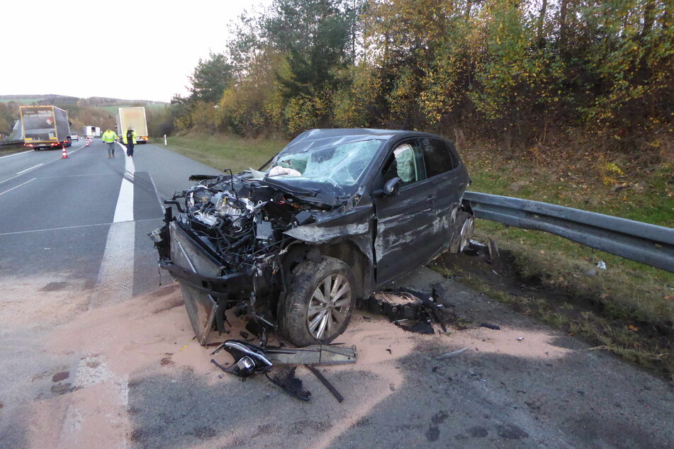 Der VW Polo wurde bei dem Unfall vor dem LKW umhergeschleudert und geriet zwischen Lkw und Leitplanke.