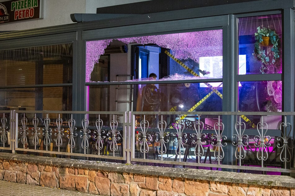 Mehrere Scheiben des vorgelagerten Wintergartens der Shisha-Bar in Langen wurden durch die Schüsse zerstört.