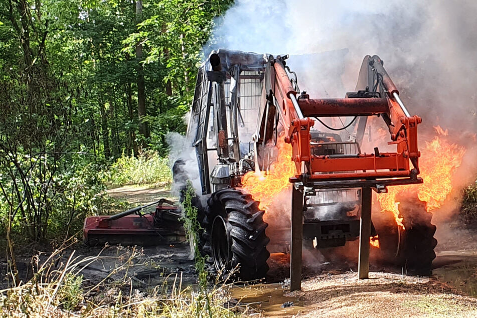 Traktor brennt während Fahrt: 70.000 Euro Schaden!