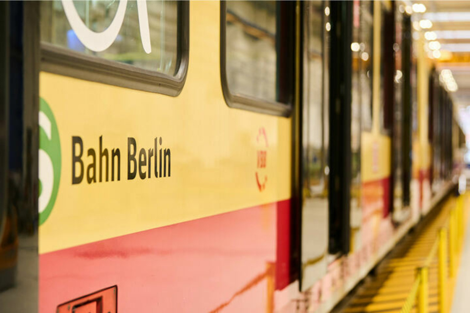 Er wollte Rentner aus fahrender S-Bahn stoßen: Urteil gefallen