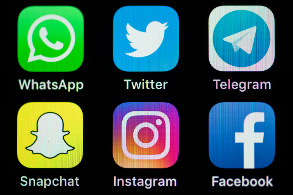 Die Logos verschiedener sozialer Medien sind auf dem Bildschirm eines iPhones zu sehen.