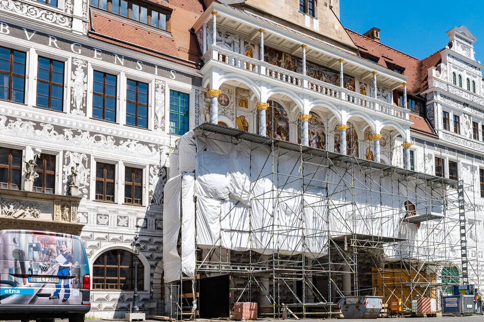 Der Große Schlosshof im Residenzschloss: Unter dieser Plane arbeiten die Künstler an der dritten Freska.