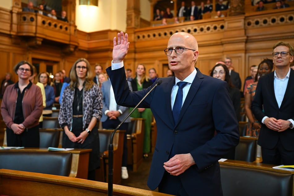 Peter Tschentscher (59, SPD), Erster Bürgermeister in Hamburg, wird nach seiner Wiederwahl als Regierungschef in der Bürgerschaft vereidigt.