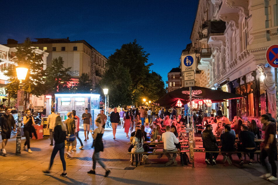 Passanten sind im Schanzenviertel am Schulterblatt unterwegs.