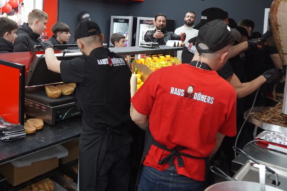 Rund ein halbes Dutzend Mitarbeitende arbeitete am Donnerstagnachmittag auf Hochtouren.