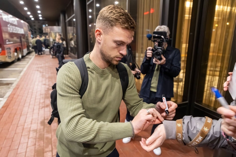 Für das Spiel am Montag hofft der Bundestrainer auf die Rückkehr des verletzten Stammspielers Joshua Kimmich, der sich bei der Ankunft in Leipzig Zeit für Autogramme nahm.