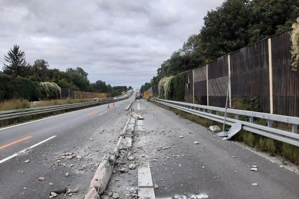 Die Fahrbahn musste aufwändig bereinigt werden. Erst nach Stunden wurde die A4 in Richtung Dresden wieder für den Verkehr freigegeben.