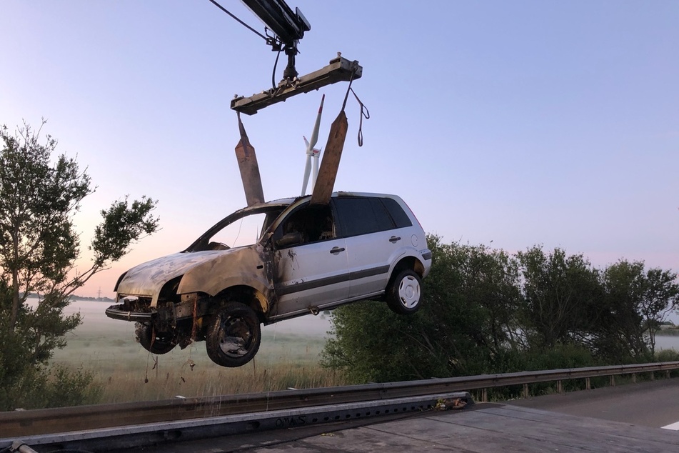Der Wagen brannte komplett aus.