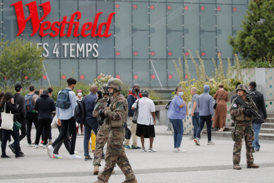 Soldaten patrouillieren vor dem Einkaufszentrum "Les Quatre Temps" im Geschäftsviertel La Défense westlich von Paris.