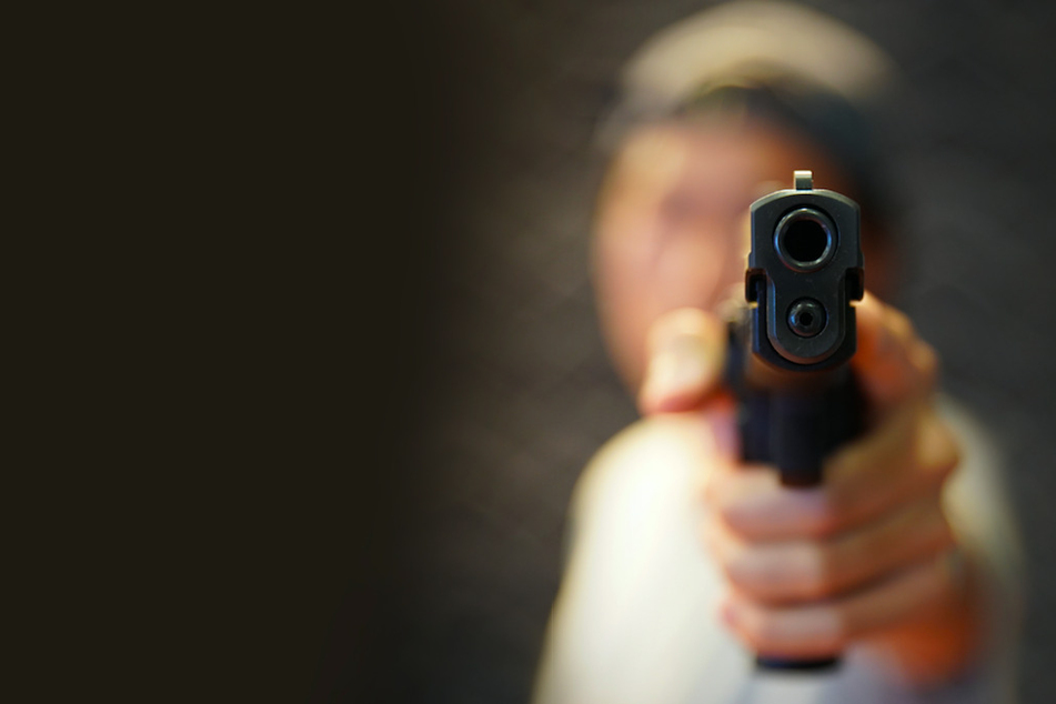 Mit vorgehaltener Waffe wurde ein Mann im Allgäu zum Drogenkonsum gezwungen. (Symbolbild)