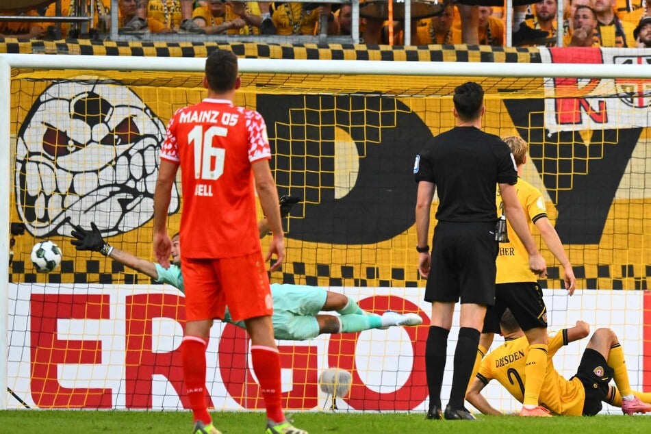 Perfektion! Hier schlägt der Freistoß von Nadiem Amiri (nicht im Bild) ein.