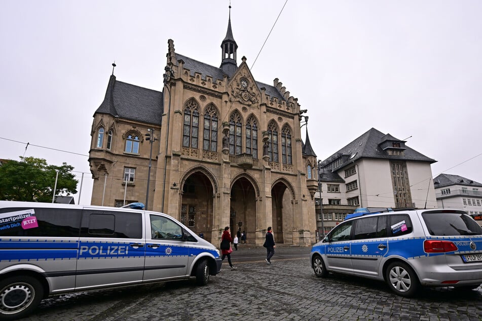 Inzwischen ist das Rathaus in Erfurt wieder freigegeben. Für Besucher bleibt es laut Polizeiangaben jedoch an diesem Freitag geschlossen.