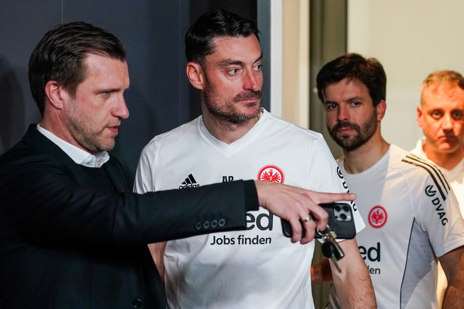 Erst Anfang Februar hatte Sportvorstand Markus Krösche (l.) Riera (2.v.l.) als Nachfolger von Dino Toppmöller zur Eintracht geholt.