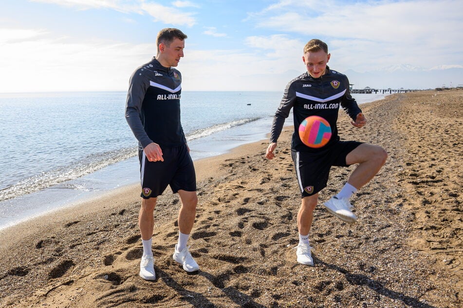 Der Beweis: Tony Menzel (19, r.) lässt Niklas Hauptmann (28) nicht an den Ball.