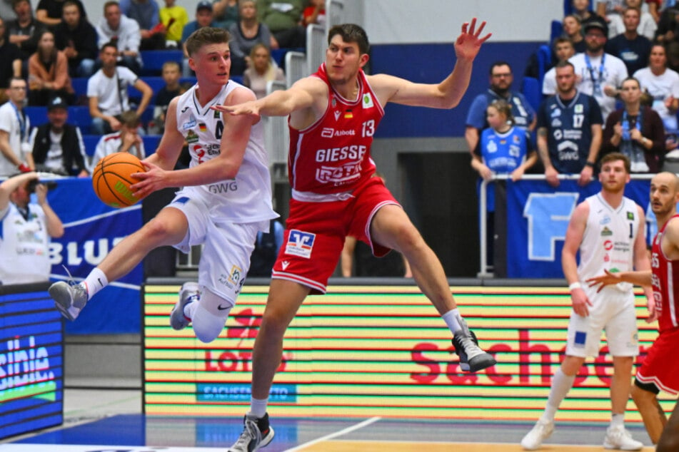 Daniel Kirchner (25, l., gegen Jonathan Maier) kam auf starke 17 Punkte, nahm sich aber in schwierigen Phasen auch seine Auszeiten.