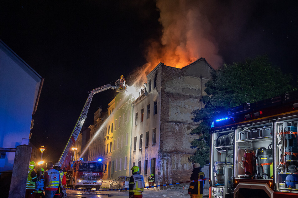 In der Reichenbacher Fritz-Ebert-Straße brannte ein Wohnhaus aus. Das ältere Ehepaar (beide 75) im Inneren starb in den Flammen.