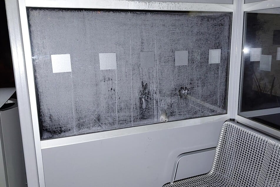 Neben Schmierereien wurde auch ein Plastikfenster beschädigt.
