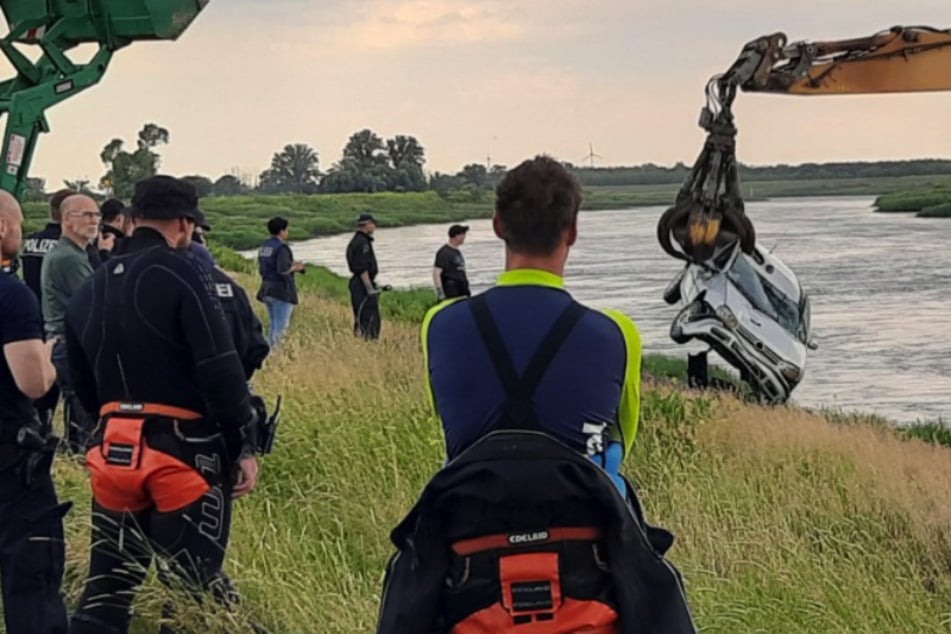 Golf rast an Fähranleger in Elbe und versinkt: Polizei findet tote Frau im Auto