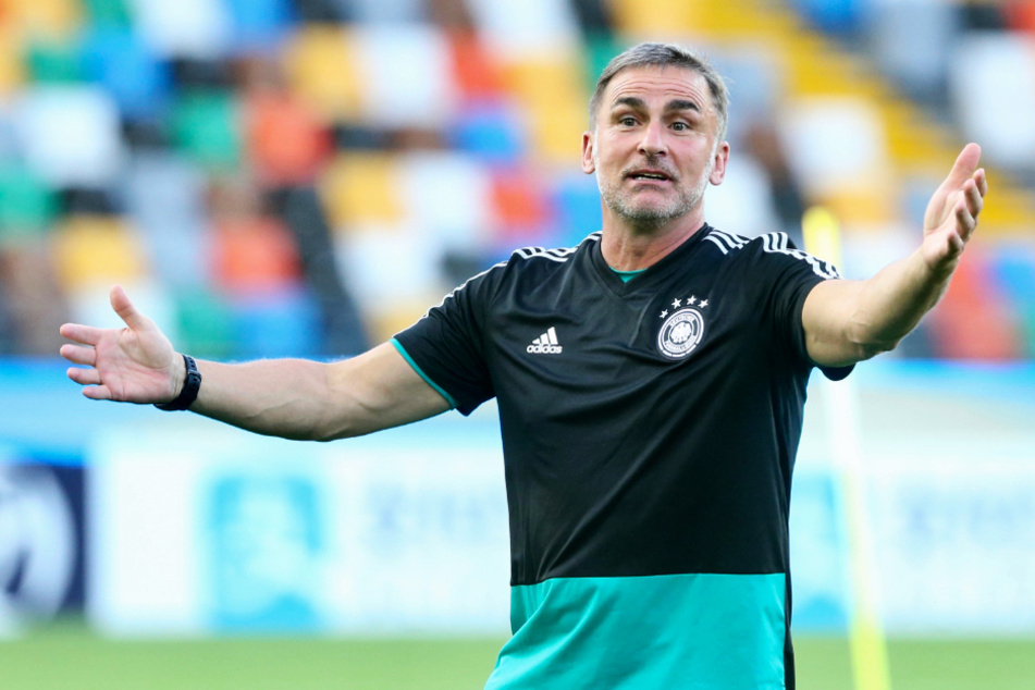 DFB-U21-Coach Stefan Kuntz (57) zeigte sich "überrascht" vom positiven Ergebnis eines seiner Spieler.