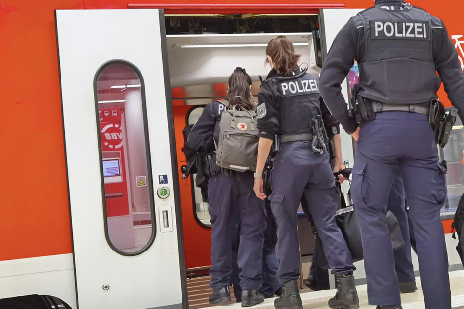 Am Bahnhof in Halle wartete bereits die Bundespolizei auf den Störenfried. Doch gegenüber den Beamten zog der 34-Jährige alle Register. (Symbolbild)