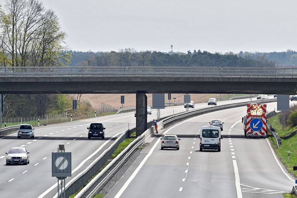 Auf der A13 hatte am Neujahrsmorgen ein Mann (53) ein Nickerchen in seinem Auto gemacht. (Archivbild)