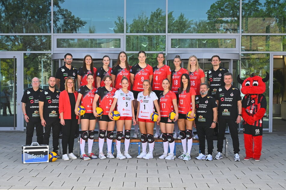 Der DSC-Kader 2024/25: Hintere Reihe von links: Athletiktrainer Lukasz Marciniak, Marta Levinska, Victoria Demidova, Eva Zatkovic, Lena Linke, Nathalie Lemmens, Sarah Straube, Emma Clothier, Co-Trainer Radoslaw Wodzinski. Untere Reihe von links: Mannschaftsarzt Dr. Tino Lorenz, Physiotherapeut Oleksandr Selyavkin, Geschäftsführerin Sandra Zimmermann, Julie Lengweiler, Larissa Winter, Lotte Goertz, Patricia Nestler, Lorena Lorber Fijok, Stamatia Kyparissi, Mannschaftsarzt Dr. Attila Höhne, Cheftrainer Alexander Waibl, Maskottchen Burny.