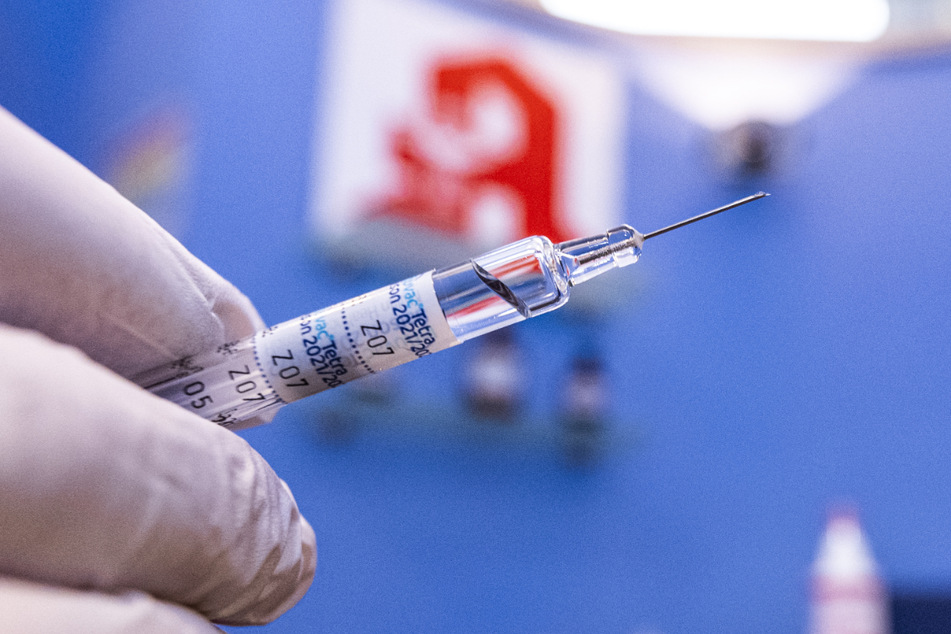 Die Impfung gegen das Coronavirus gibt es bald auch in der Apotheke. (Symbolbild)