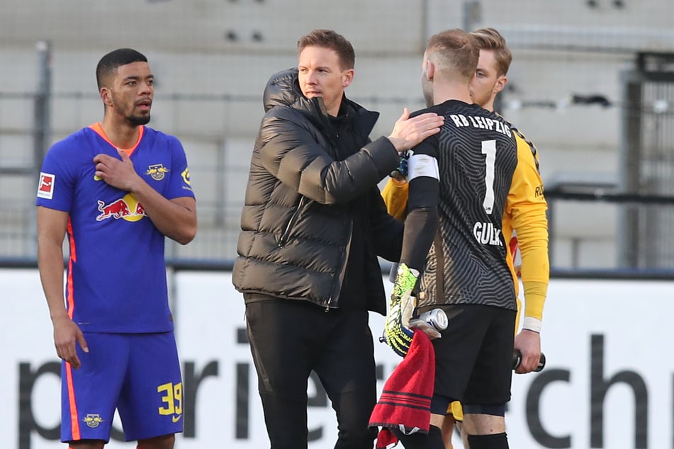 RB-Trainer Julian Nagelsmann (33, 2.v.l.) kann sich weiterhin auf seine Nummer 1 Peter Gulacsi (30, 2.v.r.) verlassen, der seinen Kasten in der Hälfte der Bundesliga-Spiele sauber gehalten hat.